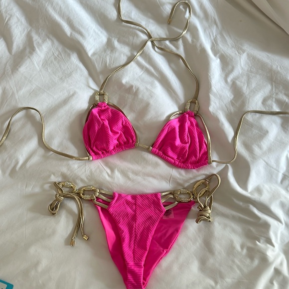 Beach Bunny bikini top size large bottom size medium worn once - Picture 1 of 1